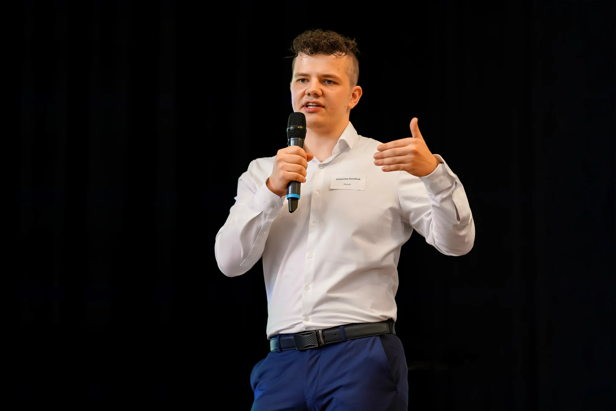 Johannes Kanthak präsentiert Pharen auf einer Bühne