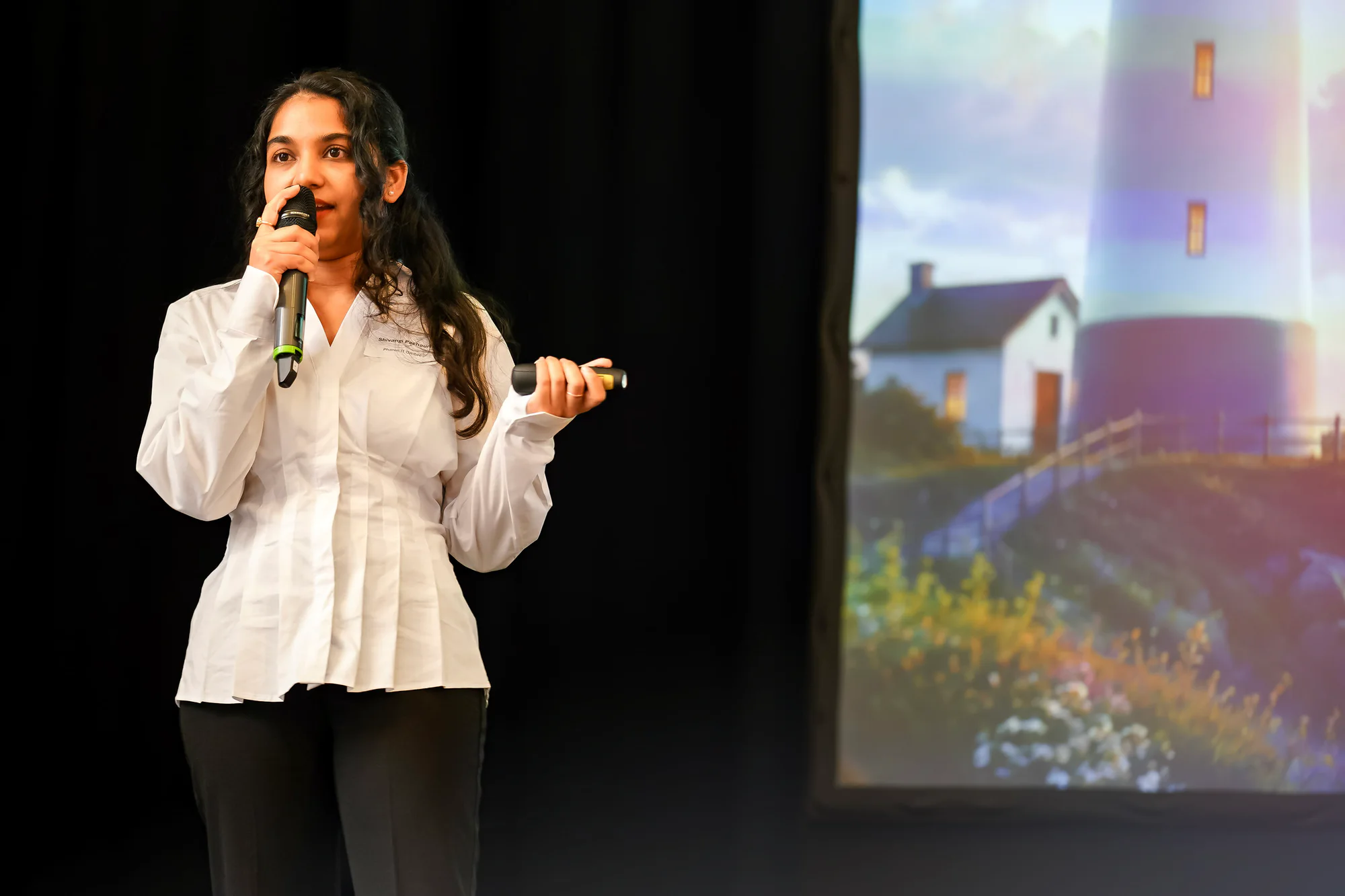 Shivangi spricht während eines Startup-Pitches