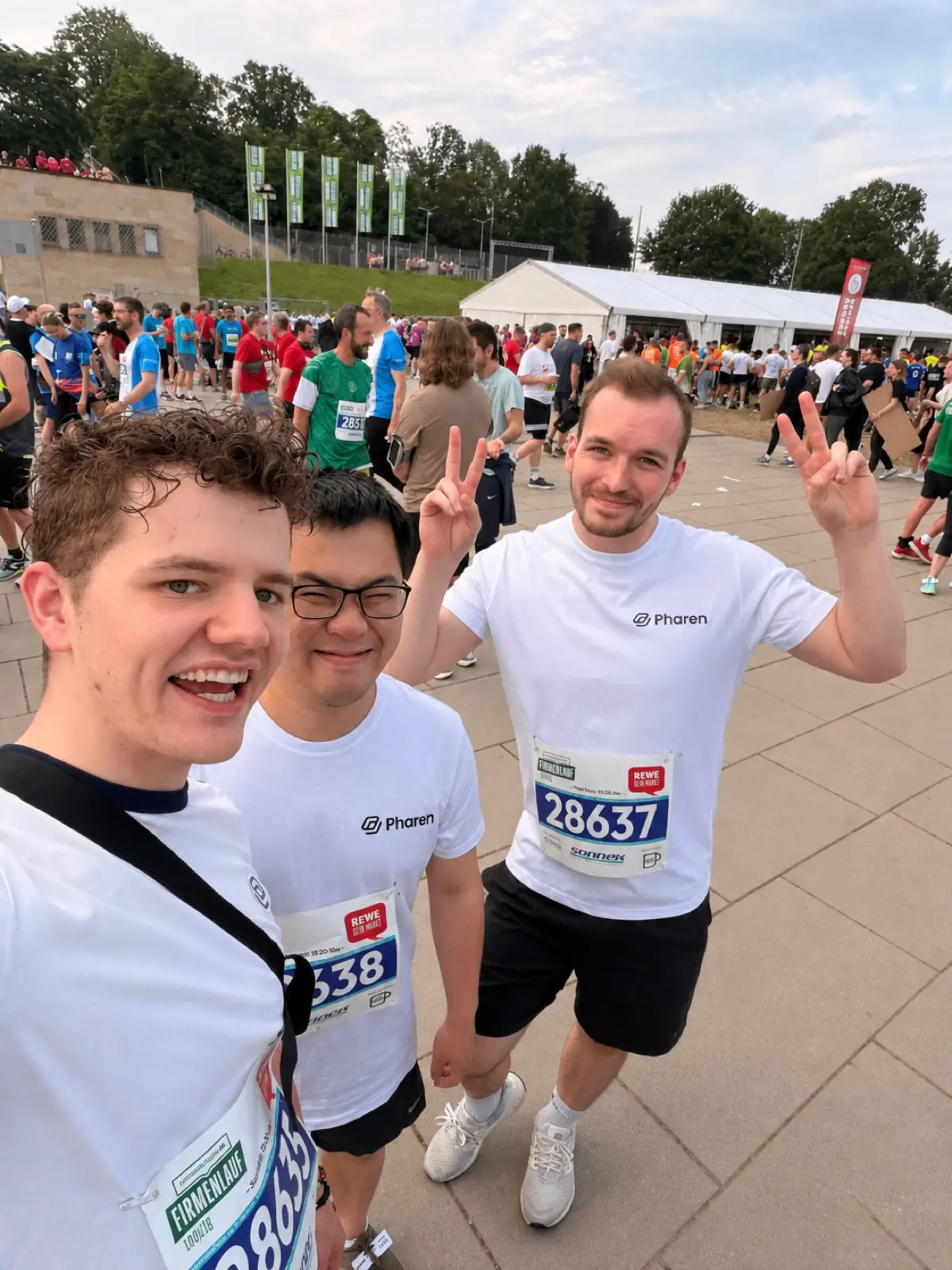 Das Pharen-Team macht beim Leipziger Firmenlauf ein Selfie
