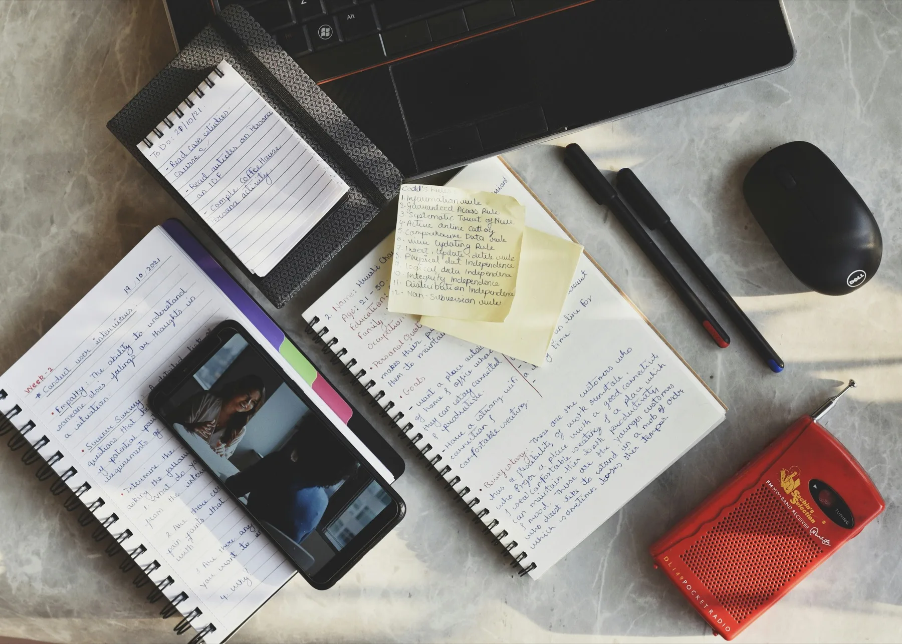Arbeitsnotizen, Laptop und Telefon als Symbol für einen AI Workspace