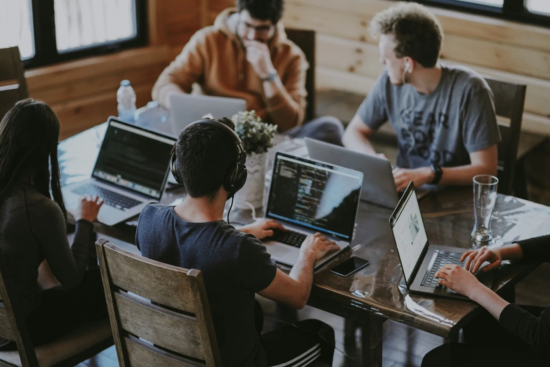 Team arbeitet an Laptops als Symbol für den Vergleich von Pharen und Google Workspace