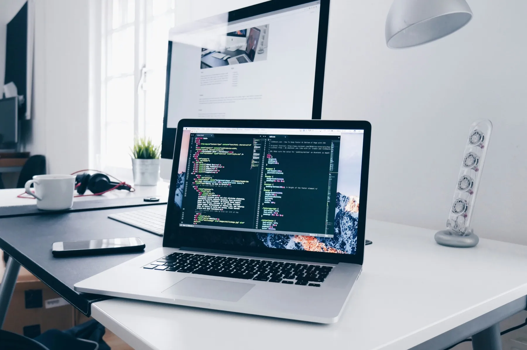 Laptop mit Code-Editor als Symbol für einen offenen AI Workspace