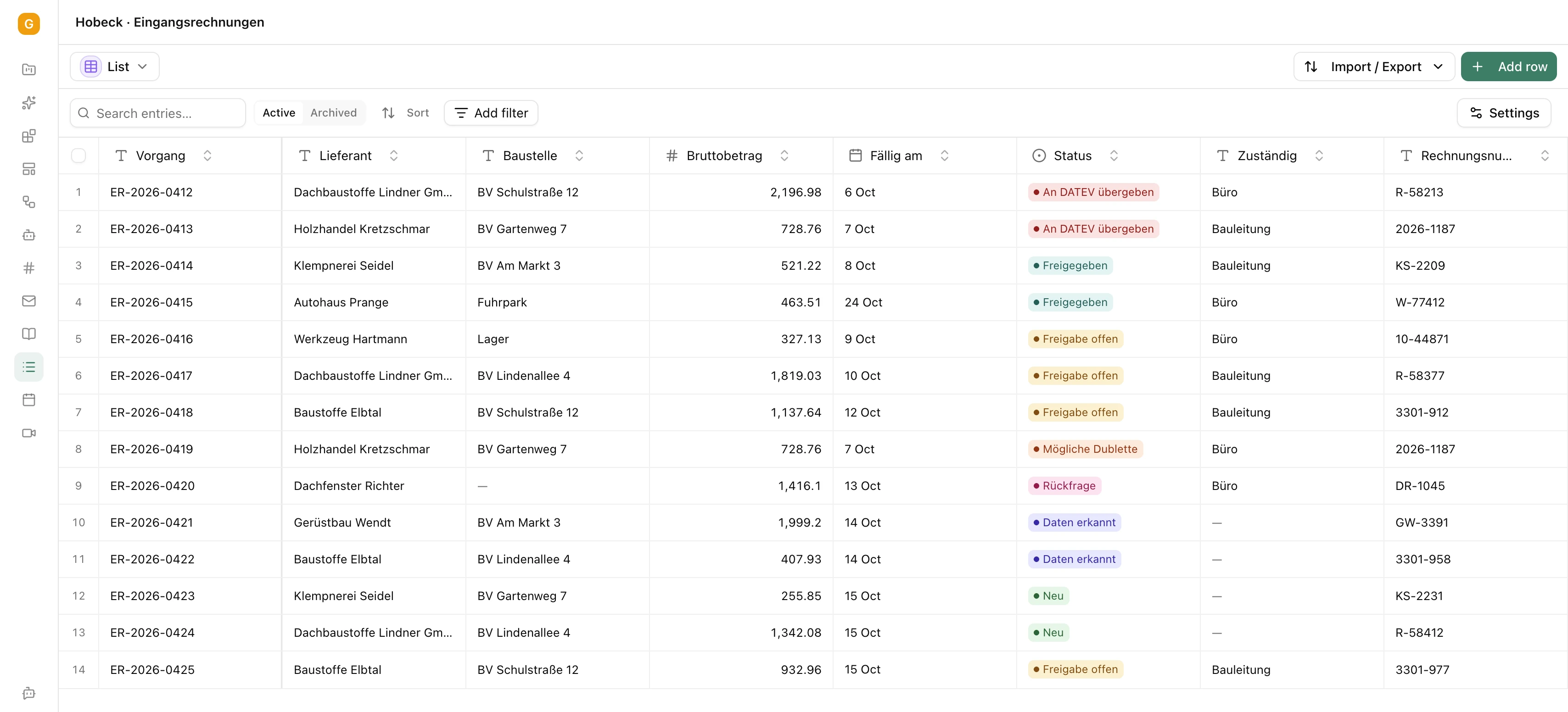 The list Hobeck · Eingangsrechnungen in Pharen Hub with 14 sample invoices, each with supplier, building site, gross amount, due date, status, owner and invoice number