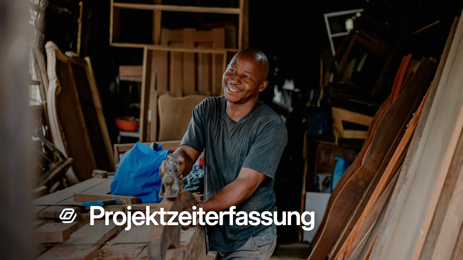 Ein Schreiner lächelt bei der Arbeit in seiner Werkstatt